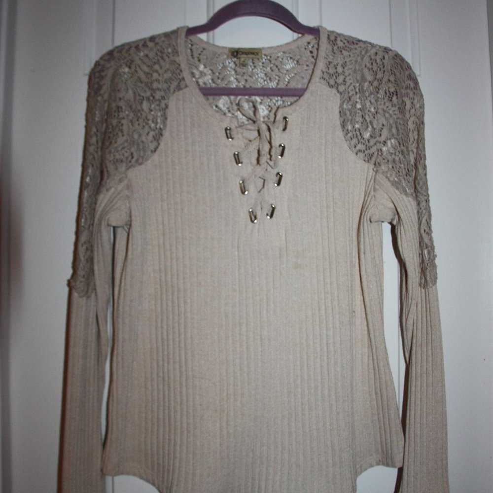 Light beige ribbed top with lace inset
